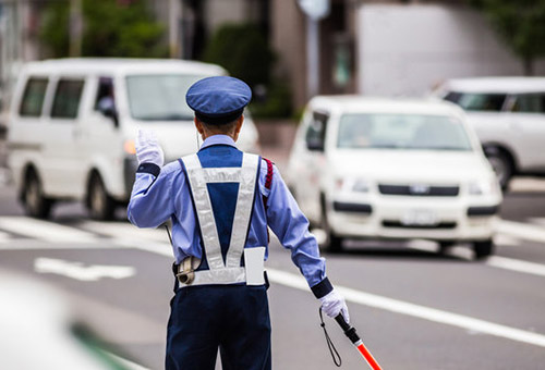 交通誘導警備をしている警備員