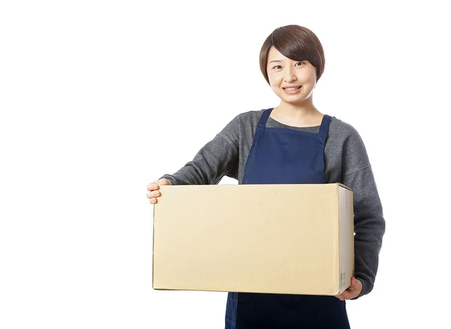 ダンボールを持った女性