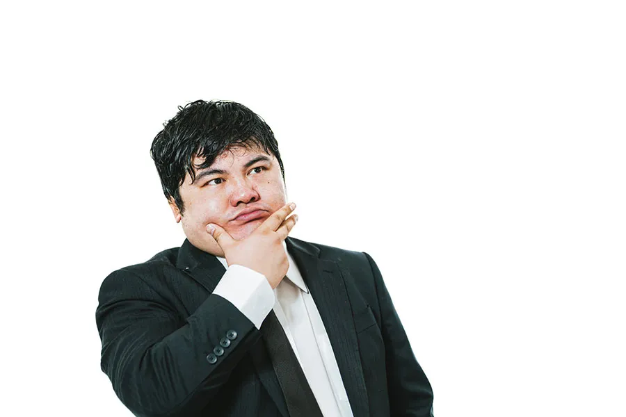 考え事をする男性